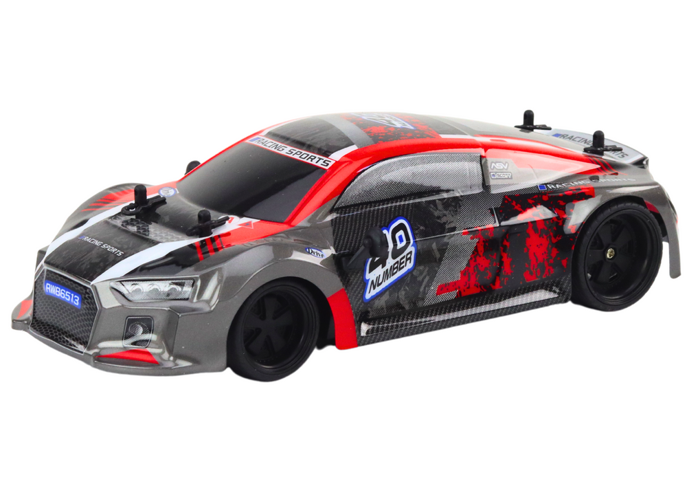 Automobil na daljinsko upravljanje s gumenim kotačima u mjerilu 1:18 DRIFT - crveno/sivi