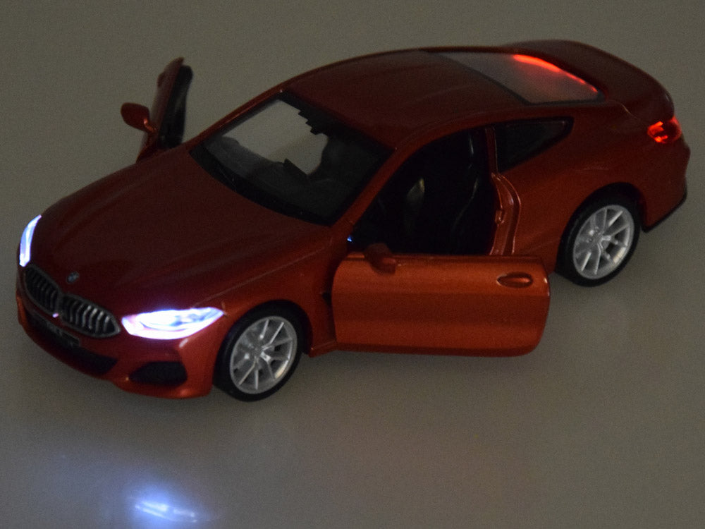 Metalni BMW M850i Coupe (1:35)