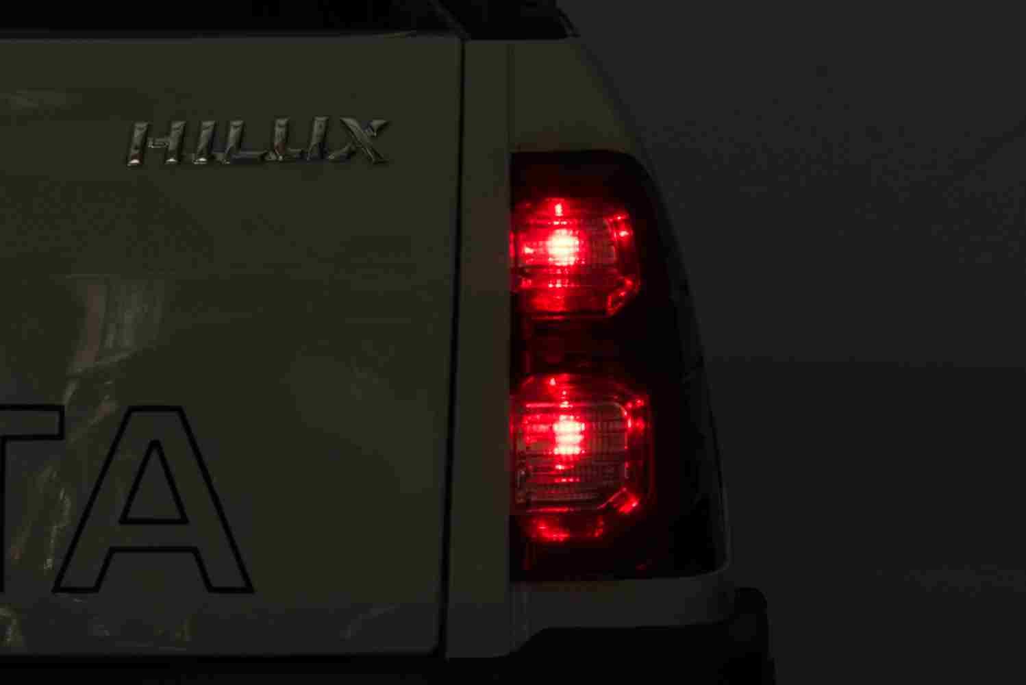 Licencirani auto na akumulator Toyota Hilux 4x4 - bijeli