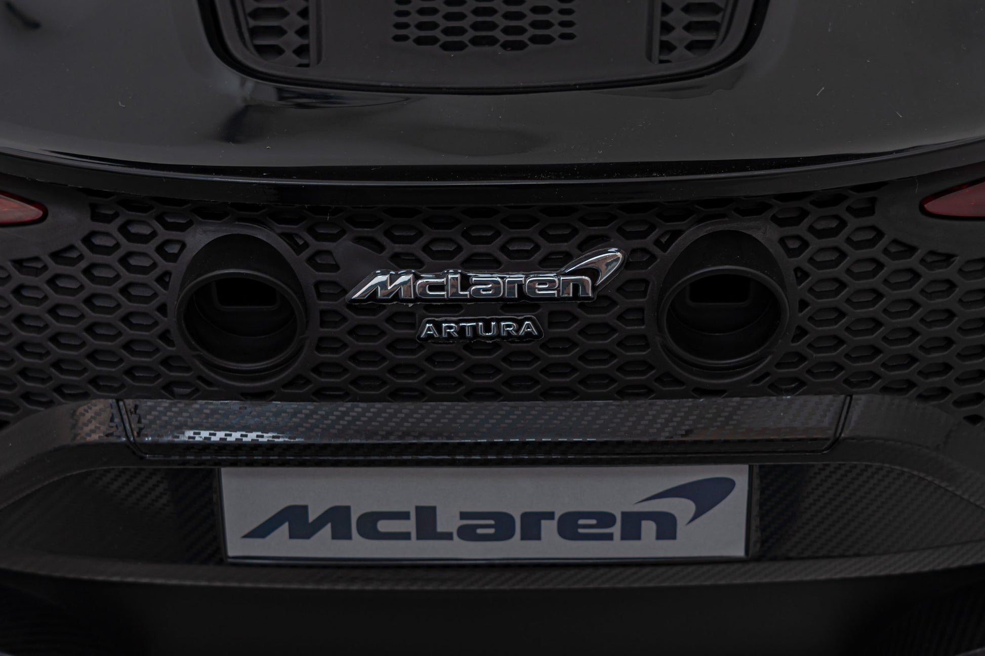Licencirani auto na akumulator Mclaren Artura 4x4 - crni