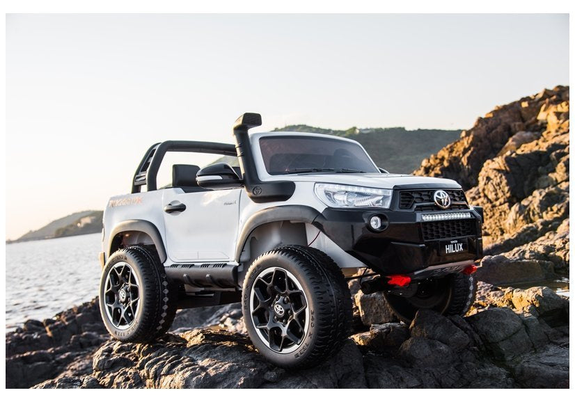 Licencirani auto na akumulator Toyota Hilux 4x4 - dvosjed - bijeli